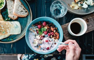 Bowl de frutas, nueces y yogurt, unos de los desayunos fáciles y rápidos 