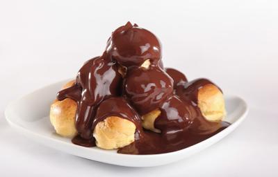 Profiteroles con salsa casera de chocolate Profiteroles con salsa casera de chocolate
