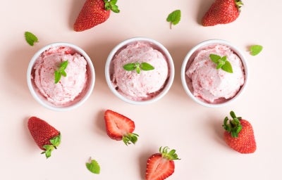 Vaso con helado de fresa 