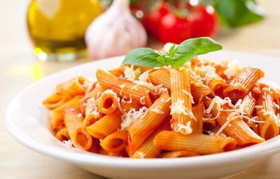 Una pasta con queso parmesano para una cena romántica.