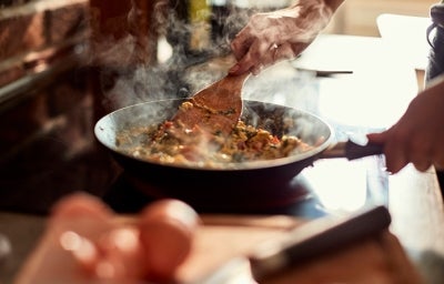 Cocinar en sartén y quitar grasa de la cocina 