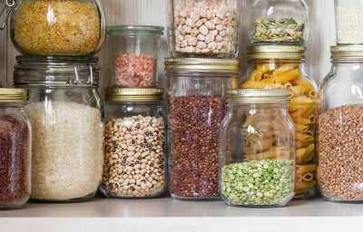 Alacena con frascos llenos de legumbre y cereales