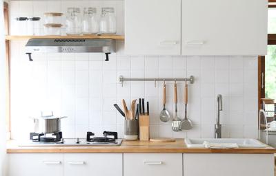 Cocina organizada con porta utensilios 