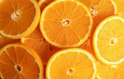  Rodajas de naranja, un alimento agrio o ácido, con una cáscara amarga. 