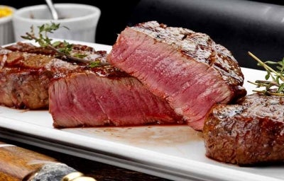 Trozos de carnes maduradas después de ser cocinados.