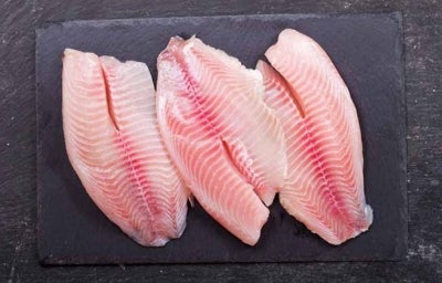  Filetes cortados y preparados para cocinar un pescado. 