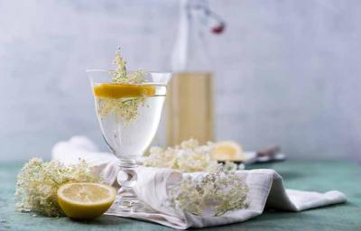 Flor de saúco, una de las flores comestibles, en una infusión con limón. 
