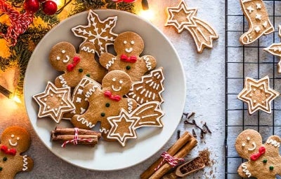 Galletitas navideñas en formas de estrellas, árboles y muñecos. 