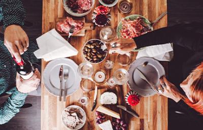 Los jamones y las tapas son típicos de la comida española. Los jamones y las tapas son típicos de la comida española.