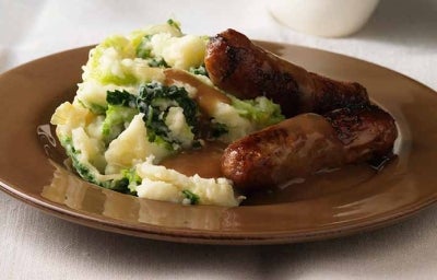 Salchichas caseras, acompañadas de papas. 