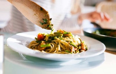 Una pasta italiana acompañada de verduras.