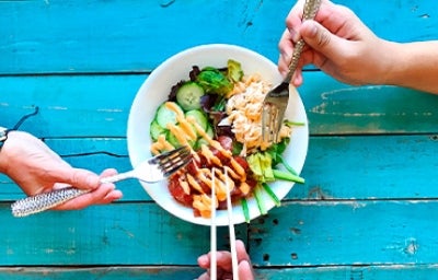 Tres personas compartiendo un poke.