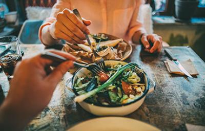Una ensalada es una buena forma de aprovechar las sobras de comida. Una ensalada es una buena forma de aprovechar las sobras de comida.