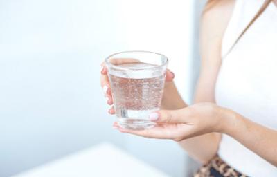 Tomar agua durante el día ayuda a mantener tu organismo hidratado. Tomar agua durante el día ayuda a mantener tu organismo hidratado.