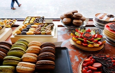 Macarrones, palmeritas y otros postres de la pastelería francesa. 