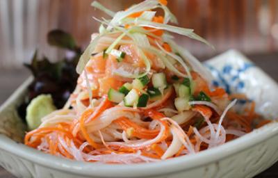 El ceviche es un plato típico peruano muy popular. El ceviche es un plato típico peruano muy popular.