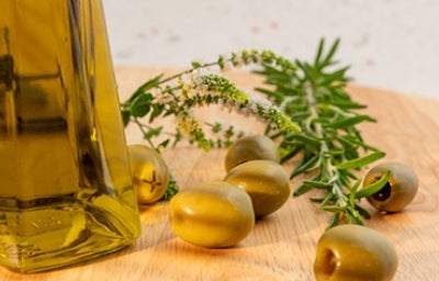 Aceitunas verdes y aceite de oliva 