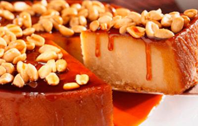 Un juego de texturas con un flan de maní. Un juego de texturas con un flan de maní.