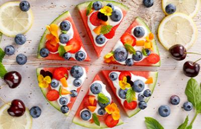 Pizza de frutas con arándanos, también conocidos como moras azules, y sandía. Pizza de frutas con arándanos, también conocidos como moras azules, y sandía.
