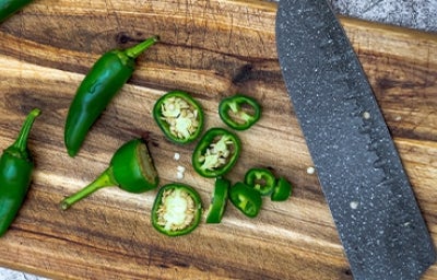 Tabla de pica con variedad de ají verde  