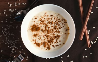 Una receta de arroz con leche tradicional, con canela espolvoreada. 