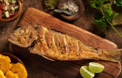 Tabla con pescado e ingredientes de comidas fritas Tabla con pescado e ingredientes de comidas fritas