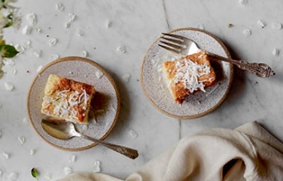 Dos porciones de bizcocho con ralladura de coco.