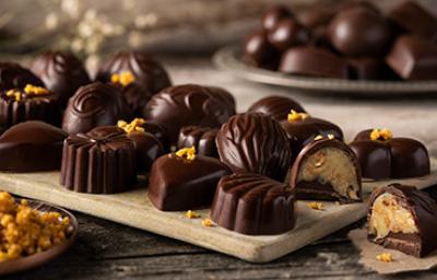 Bombones hechos con moldes para chocolate   