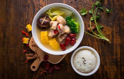El caldo y el consomé de pollo son similares, pero el segundo no lleva verduras durante la cocción.