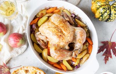 Un pollo relleno, cocinado al horno después de deshuesar.