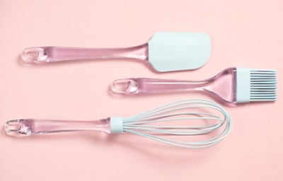 Brocha, batidor y espátula de silicona.