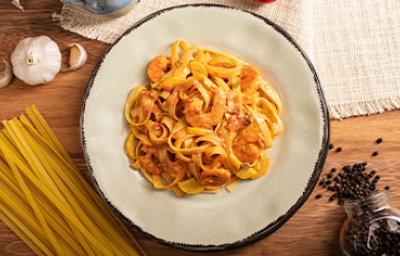 Plato de pasta con camarones, tomate, ajo y pimienta comida italiana 