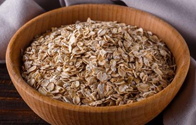 Las recetas con avena pueden ser en su variedad cruda o en copos.