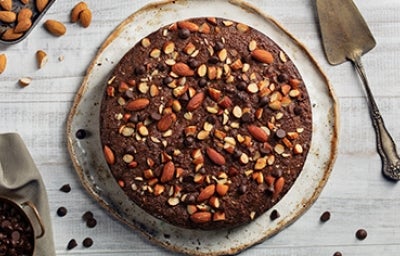 Torta de chocolate decorada con almendras sin pelar enteras y trituradas  