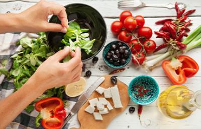 Aceite de oliva, queso, frutas cítricas y tomates para una ensalada griega, una comida mediterránea