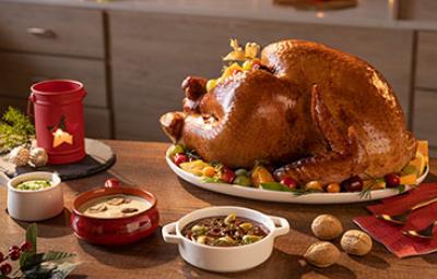Mesa con pavo y comida típica navideña de la región 