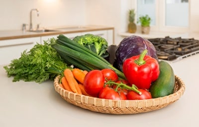Diferentes vegetales en canasto de cocina clasificación alimentos 
