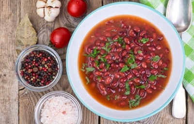Plato con porotos, uno de los alimentos enlatados más comunes.