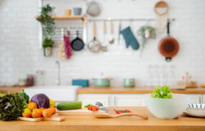 Cocina con ingredientes y utensilios contaminación cruzada 
