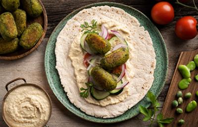 Falafel con verduras, tahini y pan pita, una comida libanesa tradicional.
