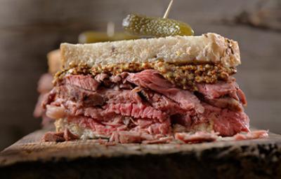 Cómo preparar un sándwich relleno con roastbeef y pepinillo  