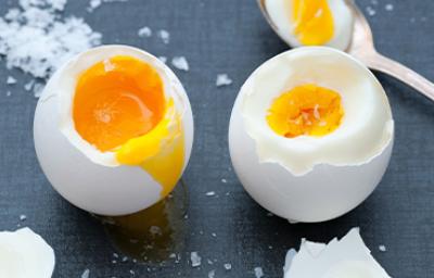 Dos huevos cocidos, una forma de hacerlos con la que se puede jugar con la yema.