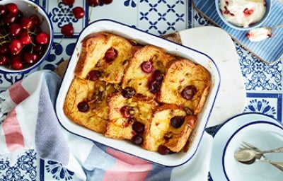 Budín de pan con cerezas, hecho con pan duro y reutilizado.