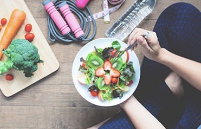 Plato de ensalada menú para comer antes de hacer ejercicio 
