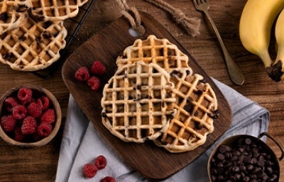  Waffles preparados con una receta que incluye chocolates y frutas.