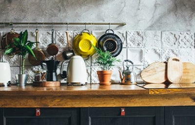 Utensilios y electrodomésticos en encimera de cocina ecológica