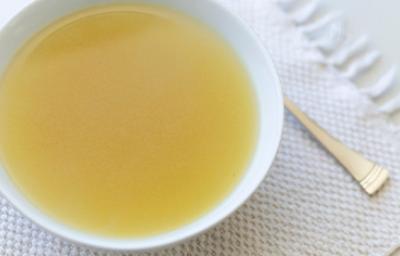 Un caldo de pollo.
