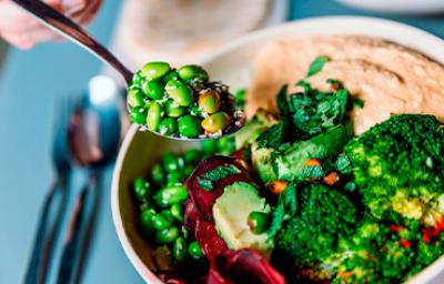 Los edamames funcionan muy bien al mezclarlos con verduras. Bowl vegetarino con hummus, edamames y brócoli.