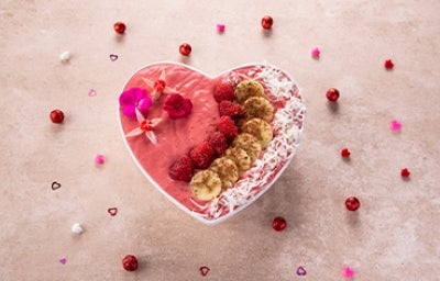 Bowl de granola con forma de corazón, desayuno para enamorar en San Valentín