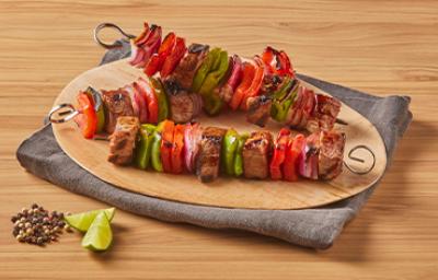 Kebab turco de carne con vegetales.